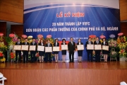 Ông Nguyễn Anh Tuấn - Cục trưởng Cục Quản lý Giá trao tặng Bằng khen Bộ trưởng cho các cán bộ đã có thành tích xuất sắc từ năm 2015-2016