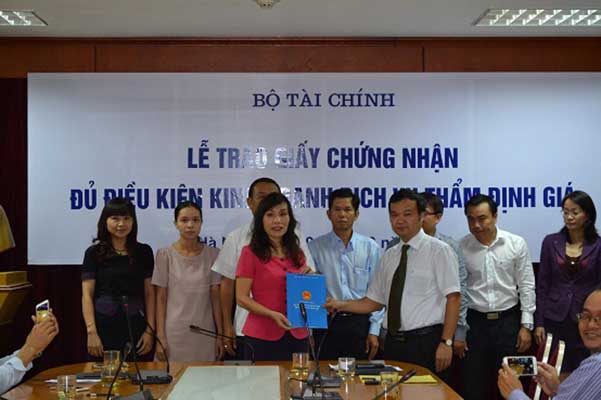 Ông Nguyễn Anh Tuấn - Cục trưởng Cục Quản lý Giá trao Giấy chứng nhận cho VVFC